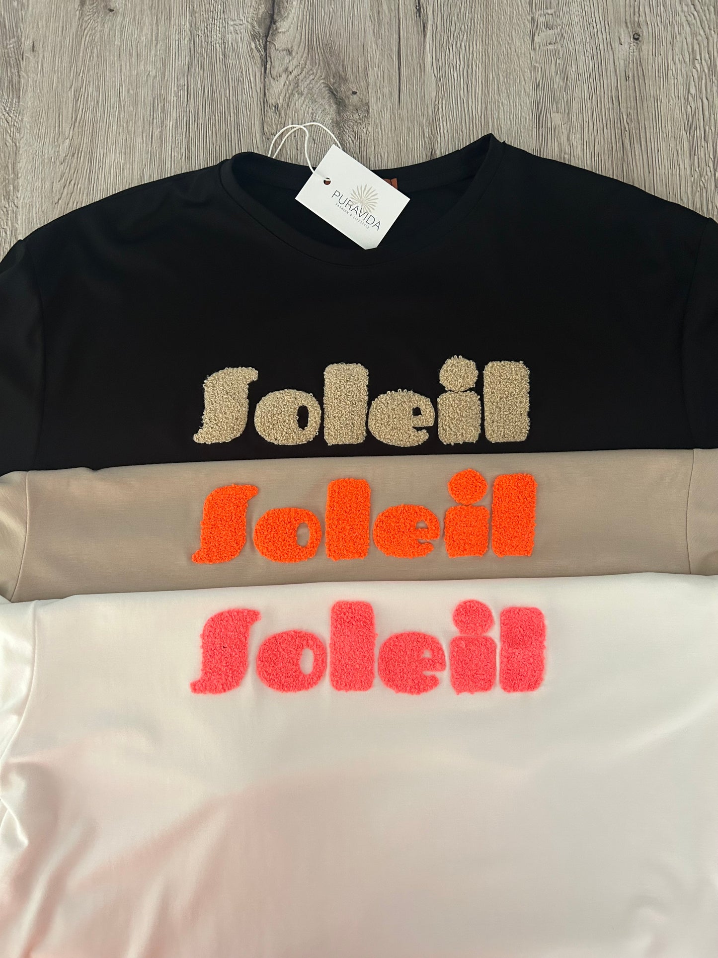 T-Shirt "SOLEIL" in weiß mit neonkorall