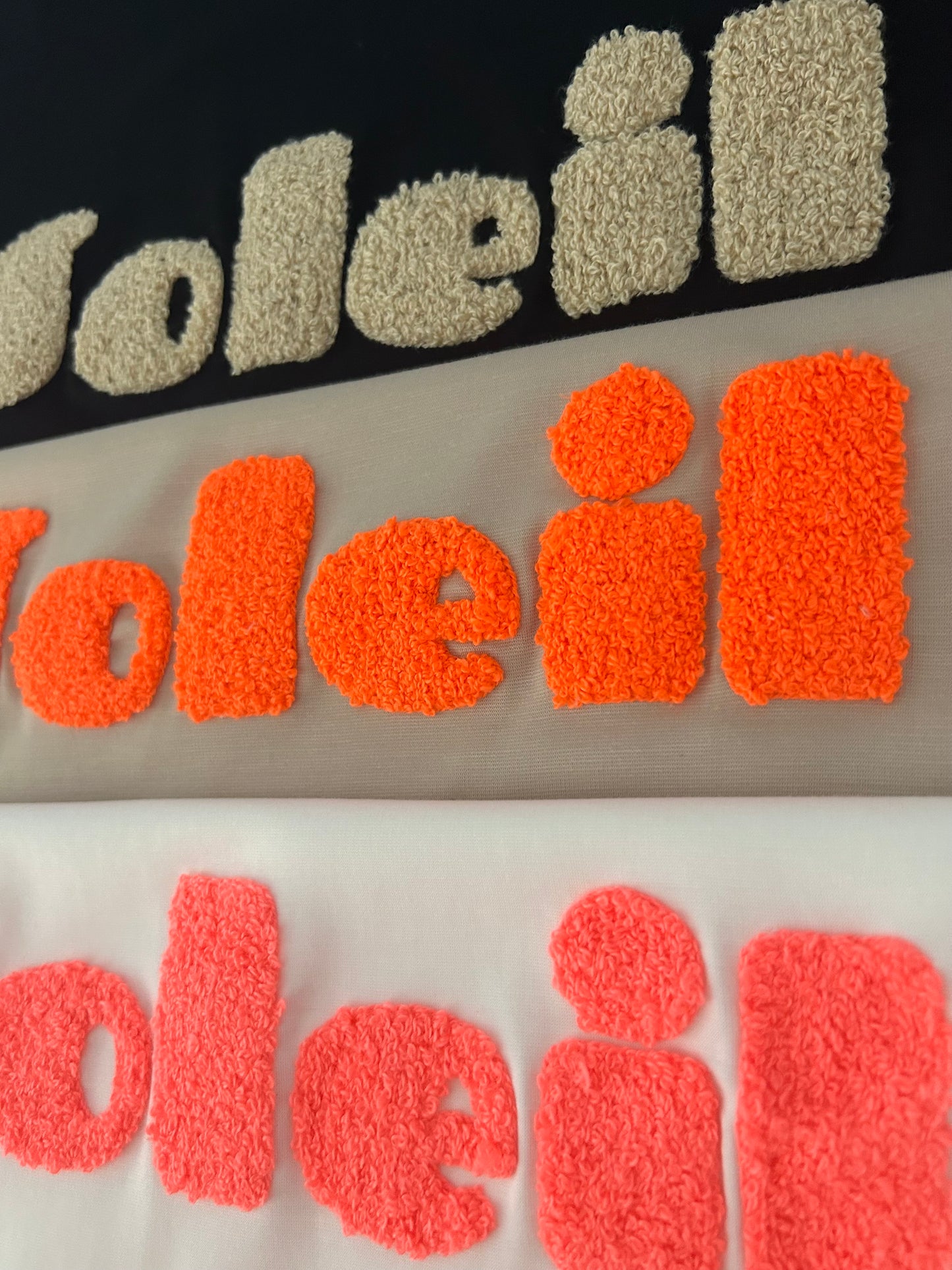 T-Shirt "SOLEIL" in weiß mit neonkorall