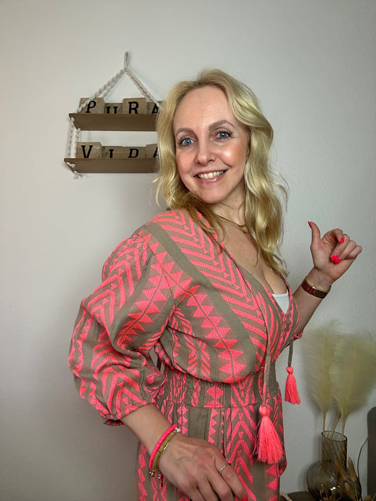 Langer Jumper "BOHO ELEGANCE" in taupe mit neonkorall