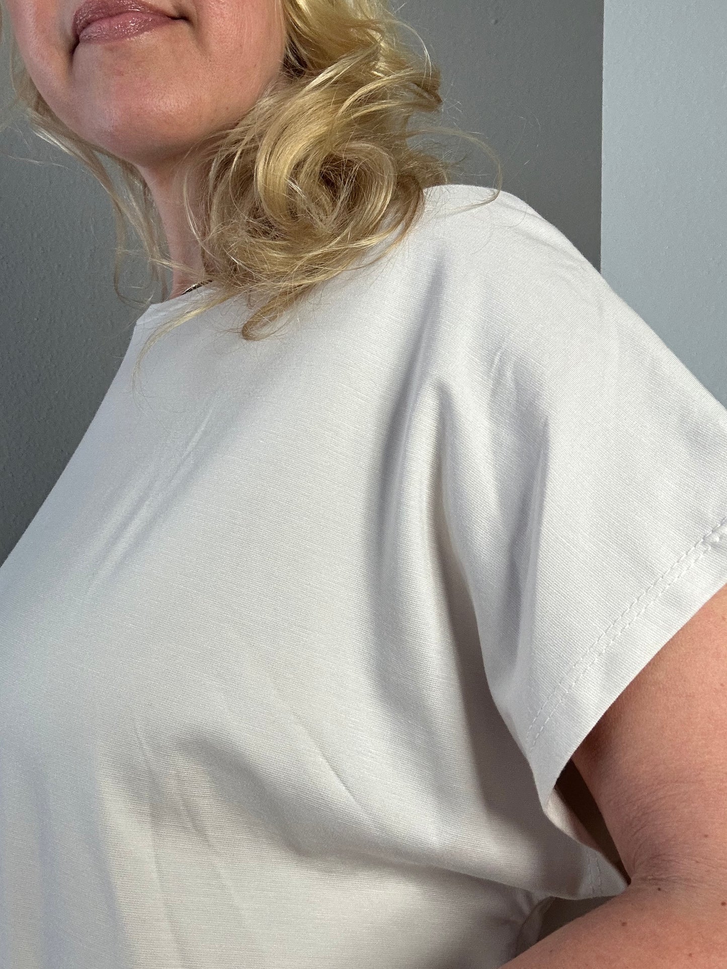 T-Shirt "BASIC" in weiß und beige